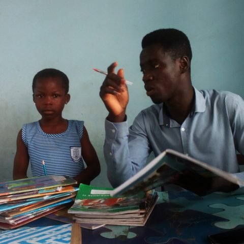 Enseignante africaine en situation pédagogique EdTech