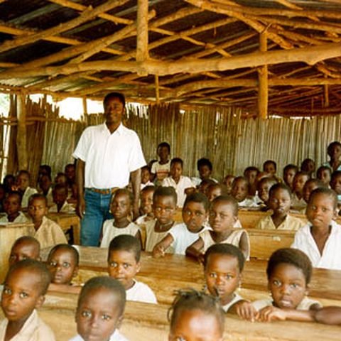 Salle de classe au Bénin — enseignants et élèves