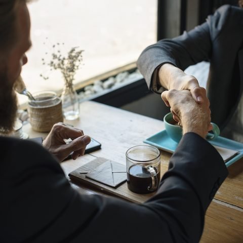 Partenaires d'affaires concluant un accord par une poignée de main
